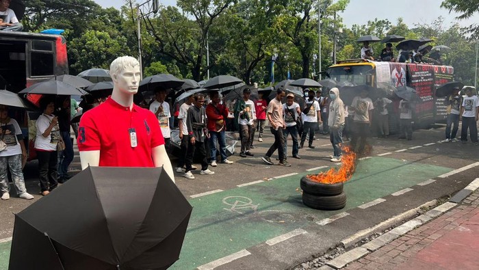 Aksi Demo di Depan Gedung MA Berujung Ricuh Kericuhan sempat terjadi saat unjuk rasa yang digelar ratusan karyawan PT Polo Ralph Lauren Indonesia dan PT Manggala Putra di depan Gedung Mahkamah Agung (MA), Jakarta, Rabu (5/6/2024). Peristiwa itu berlangsung kala massa membakar ban serta payung yang mereka bawa, sebagai wujud protes terhadap MA.