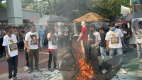 Polisi yang berjaga pun berusaha memadamkan api. Sebagian dari massa lalu berusaha menghalangi dan dorong-dorongan dengan petugas. Meski begitu, akhirnya petugas berhasil memadamkan api.  