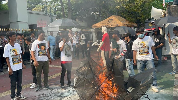 Kericuhan sempat terjadi saat unjuk rasa yang digelar ratusan karyawan PT Polo Ralph Lauren Indonesia dan PT Manggala Putra di depan Gedung Mahkamah Agung (MA), Jakarta, Rabu (5/6/2024). Peristiwa itu berlangsung kala massa membakar ban serta payung yang mereka bawa, sebagai wujud protes terhadap MA.