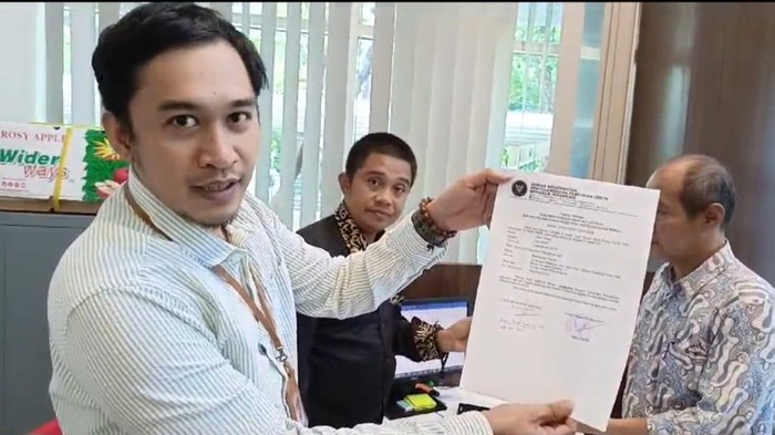 Kuasa Hukum Aliansi Rakyat Bone (ARB) Andi Asrul Amri menunjukkan registrasi laporannya ke DKPP.