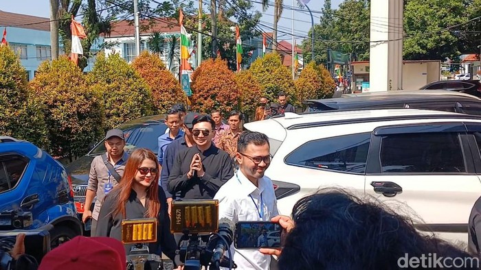 Anji dan Wina hadiri sidang cerai perdana.
