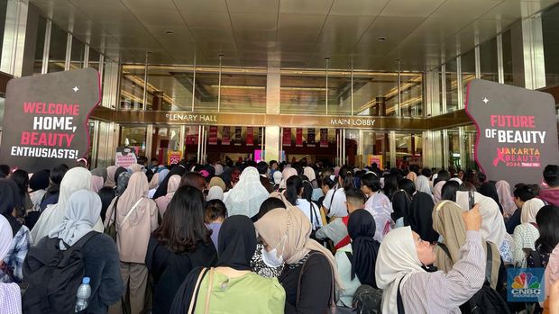 Antrean masuk pada hari pertama Jakarta x Beauty 1.0 2024 di Jakarta Convention Center (JCC Senayan) sudah mengular sejak pintu masuk belum dibuka, Kamis (6/6/2024). (CNBC Indonesia/Rindi Salsabilla)