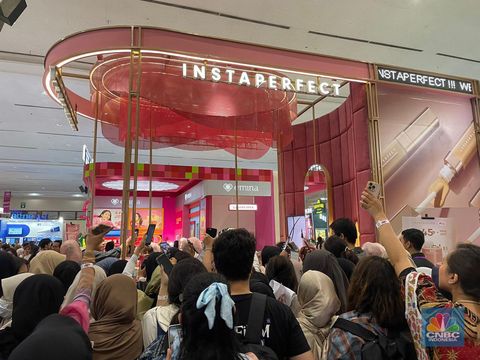 Antrean masuk pada hari pertama Jakarta x Beauty 1.0 2024 di Jakarta Convention Center (JCC Senayan) sudah mengular sejak pintu masuk belum dibuka, Kamis (6/6/2024). (CNBC Indonesia/Rindi Salsabilla)