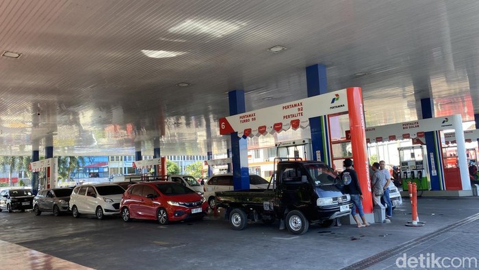 Antrean panjang SPBU Ngagel dan Dinoyo imbas jaringan eror.