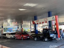 Antrean Panjang Terjadi di Sejumlah SPBU Surabaya Imbas Jaringan Eror