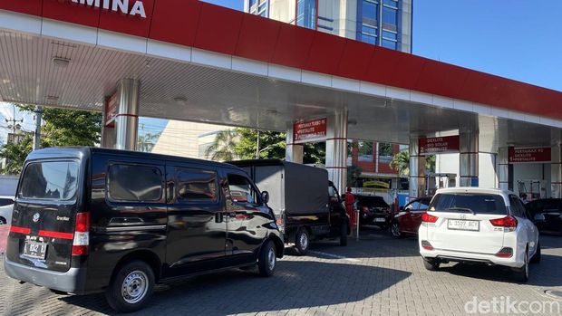 Antrean panjang SPBU Ngagel dan Dinoyo imbas jaringan eror.