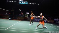 Gim pertama dimenangkan oleh Pearly Tan/Thinaah Muralitharan dengan skor 21-18.