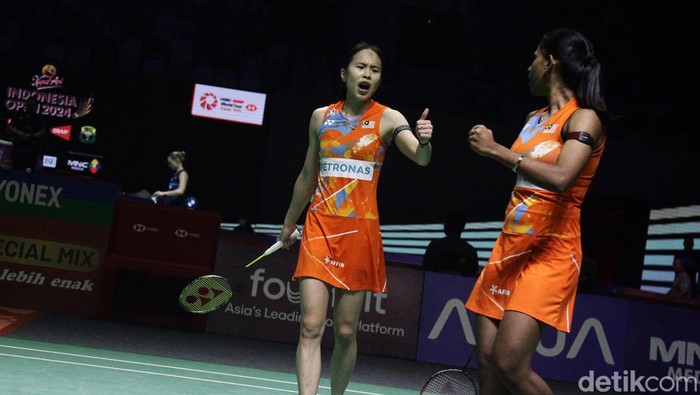 Apriyani Rahayu/Siti Fadia Silva Ramadhanti tersingkir dari Indonesia Open 2024. Apriyani/Fadia kalah saat melawan pasangan Malaysia Pearly Tan/Thinaah Muralitharan.