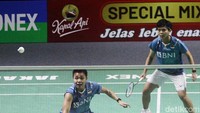 Meski sudah bertarung dengan gigih, pasangan Indonesia akhirnya kalah usai pengembalian bola Fadia out. Apri/Fadia kalah 19-21.