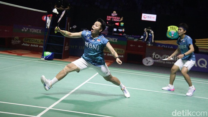 Apriyani/Fadia Dikalahkan Pasangan Malaysia Apriyani Rahayu/Siti Fadia Silva Ramadhanti tersingkir dari Indonesia Open 2024. Apriyani/Fadia kalah saat melawan pasangan Malaysia Pearly Tan/Thinaah Muralitharan.