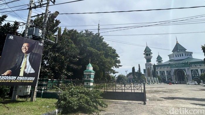 Baliho bakal calon Bupati Pinrang Usman Marham terpasang di depan Masjid Al Munawir.