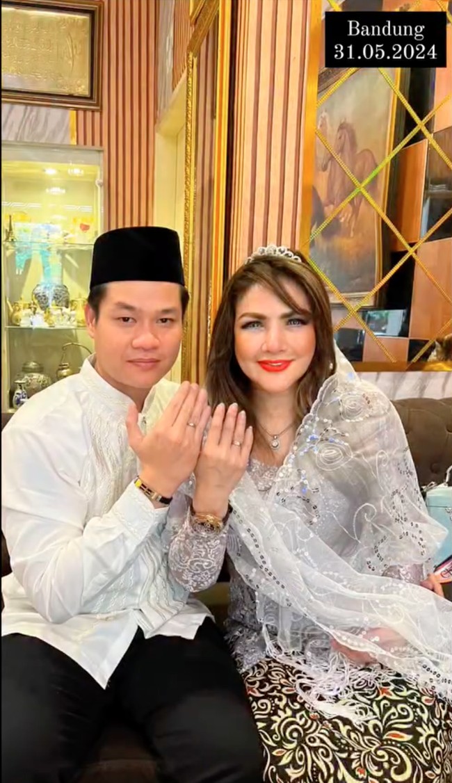 Digelar secara sederhana, keduanya tampil kompak mengenakan busana bernuansa putih untuk akad nikah. Barbie Kumalasari tampak mengenakan kebaya abu-abu muda dipadukan dengan selendang penutup kepala berwarna putih dan kain bawahab coklat. Sementara suaminya tampil simpel mengenakan baju koko warna putih lengkap dengan kopiah hitam yang senada dengan celana panjang yang dikenakannya. Foto: Instagram/@barbiekumalasari