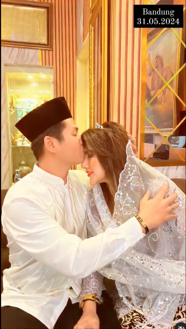 Setelah kembali resmi menjadi pasangan suami-istri, keduanya pun tampak memamerkan pose romantis mereka. Kumalasari dan suaminya itu diketahui sebelumnya sempat menikah siri pada tahun 2013. Namun di tahun 2015 keduanya memilih bercerai. Foto: Instagram/@barbiekumalasari