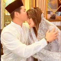 Setelah kembali resmi menjadi pasangan suami-istri, keduanya pun tampak memamerkan pose romantis mereka. Kumalasari dan suaminya itu diketahui sebelumnya sempat menikah siri pada tahun 2013. Namun di tahun 2015 keduanya memilih bercerai. Foto: Instagram/@barbiekumalasari