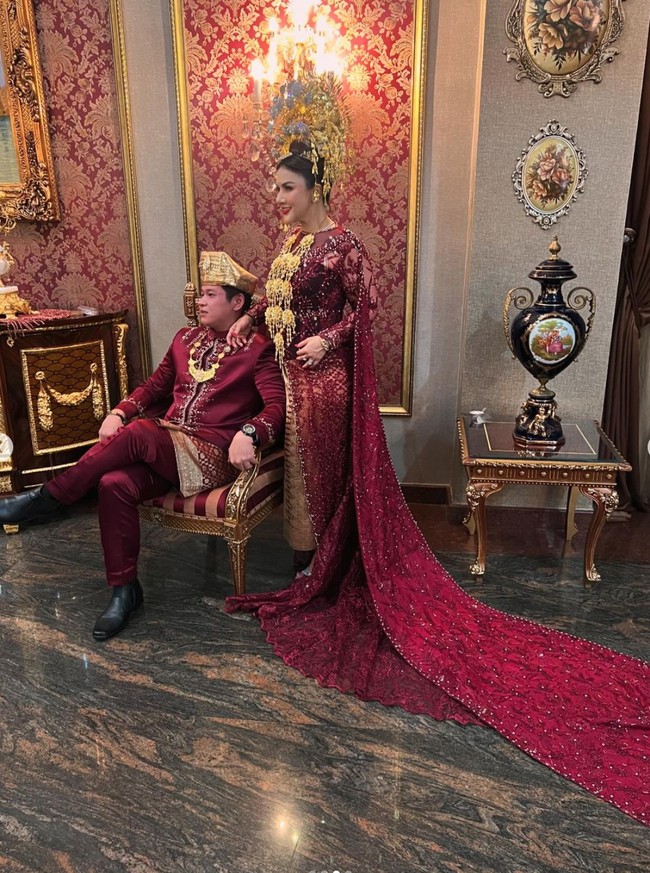 Untuk merayakan pernikahannya, Kumalasari dan sang suami juga menggelar acara resepsi. Keduanya memilih menggunakan adat Minang untuk resepsi pernikahan mereka. Foto: Instagram/@barbiekumalasari