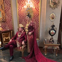 Untuk merayakan pernikahannya, Kumalasari dan sang suami juga menggelar acara resepsi. Keduanya memilih menggunakan adat Minang untuk resepsi pernikahan mereka. Foto: Instagram/@barbiekumalasari