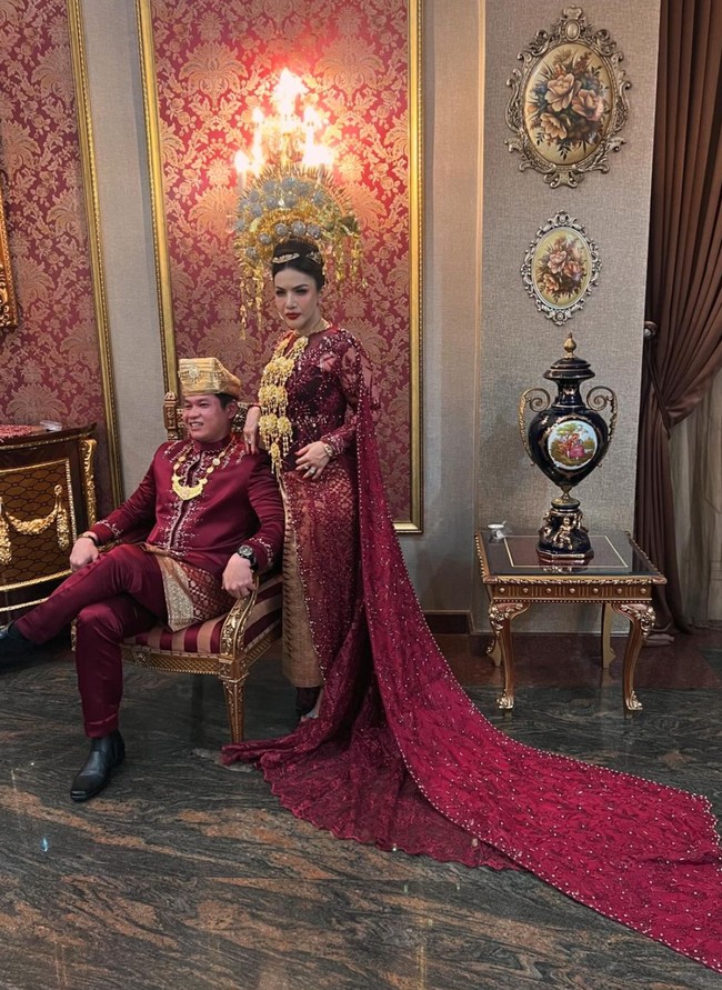 Kumalasari dan suaminya tampil kompak mengenakan busana pengantin Minang berwarna merah marun. Meski keduanya sempat memiliki pasangan masing-masing setelah bercerai, namun kini keduanya kembali dipersatukan dalam ikatan suci pernikahan. Foto: Instagram/@barbiekumalasari