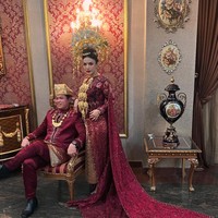 Kumalasari dan suaminya tampil kompak mengenakan busana pengantin Minang berwarna merah marun. Meski keduanya sempat memiliki pasangan masing-masing setelah bercerai, namun kini keduanya kembali dipersatukan dalam ikatan suci pernikahan. Foto: Instagram/@barbiekumalasari