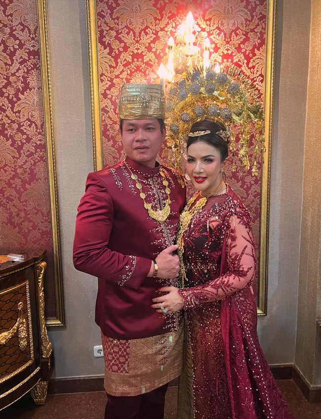 Mengenakan makeup bold yang senada dengan baju pengantinnya, penampilan Kumalasari semakin terlihat menawan dengan aksesori lengap serta hiasan kepala adat Minang, Suntiang. Foto: Instagram/@barbiekumalasari