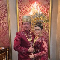 Mengenakan makeup bold yang senada dengan baju pengantinnya, penampilan Kumalasari semakin terlihat menawan dengan aksesori lengap serta hiasan kepala adat Minang, Suntiang. Foto: Instagram/@barbiekumalasari