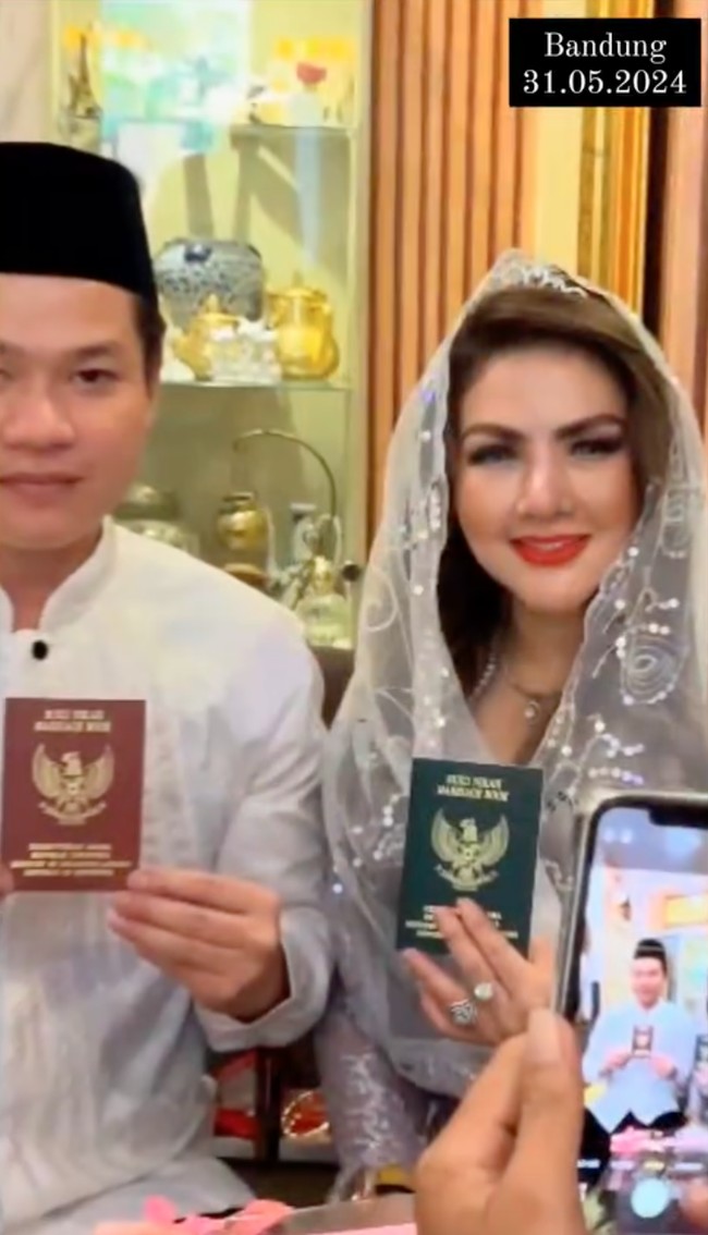 Melalui akun Instagram pribadinya artis Barbie Kumalasari membagikan foto-foto pernikahannya dengan mantan suami, Tri Mulyo Bagus Saputro. Dalam keterangan unggahannya diketahui akad nikah keduanya berlangsung pada 31 Mei 2024 di Bandung. Foto: Instagram/@barbiekumalasari