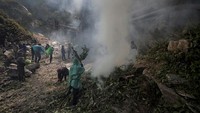 Sebelumnya mereka akan mengusir lebah terlebuh dahulu dengan asap.