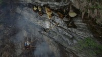 Setelah itu barunya warga beraksi, mereka memanjat tebing dan memotong sarang lebah.