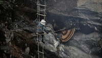Aita Prasad Gurung (40) memotong sarang lebah di tebing dekat Taap di Lamjung, Nepal, 29 Mei 2024.