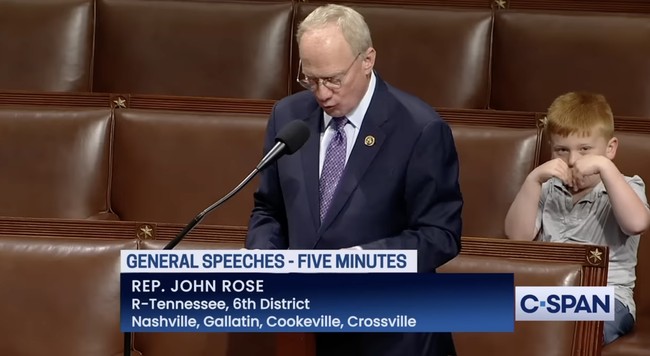 John Rose baru menyadari kejadian tersebut setelah ramai dibahas di dunia maya.  “Begitulah yang saya dapat setelah bilang Guy untuk memberi senyuman di depan kamera kepada adiknya,” kicau pria 59 tahun itu seperti dikutip Associated Press. (Foto: YouTube/C-Span)