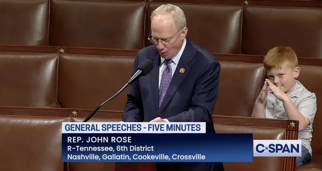 “Perilakunya lebih baik dibanding para anggota Republikan di kongres tersebut,” komentar seorang netizen di X. (Foto: YouTube/C-Span)