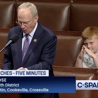 “Perilakunya lebih baik dibanding para anggota Republikan di kongres tersebut,” komentar seorang netizen di X. (Foto: YouTube/C-Span)