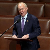 John Rose memboyong putranya, Guy Rose, saat berpidato di hadapan anggota kongres AS di Washington D.C., Senin (3/6/2024). Ia menggunakan kapasitasnya sebagai anggota dewan perwakilan Negara Bagian Tennessee dari Partai Republik untuk menyuarakan dukungan untuk Donald Trump menyusul putusan bersalah terhadap mantan presiden AS itu. (Foto: House Television via AP)