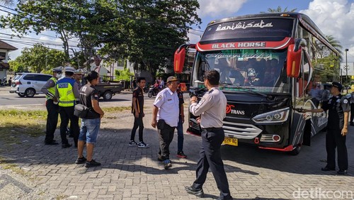 BPTD Kelas II NTB menggelar inspeksi mendadak atau sidak angkutan pariwisata di Jalan Raya Senggigi, Kecamatan Batulayar, Lombok Barat, Kamis (6/6/2024). (Foto: Ahmad Viqi/detikBali)