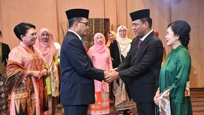 Budi Karya melantik Direktur Jenderal Perhubungan Darat baru, posisi yang sebelumnya diemban Hendro Sugiatno digantikan oleh Risyapuddin Nursin.