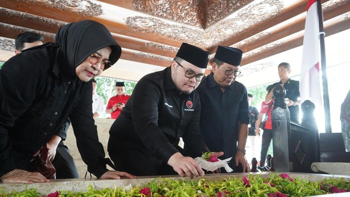 Bupati Kediri Hanindhito Himawan Pramana bersama ayahnya, Pramono Anung berziarah di Makam Bung Karno.