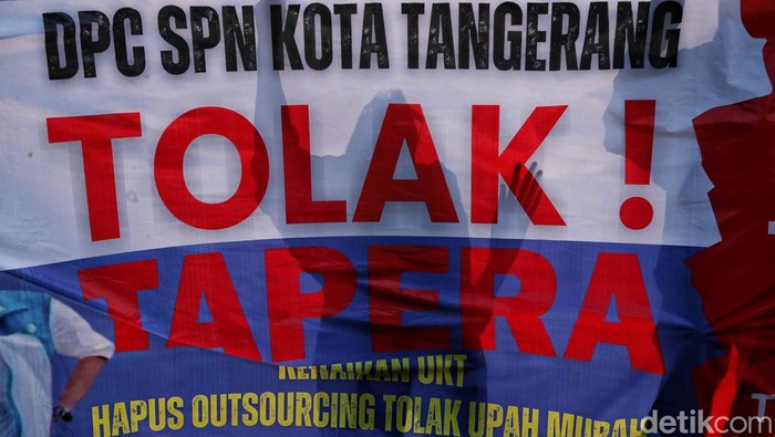 Elemen buruh hari ini melalukan demonstrasi menolak iuran Tabungan Perumahan Rakyat (Tapera). Mereka menilai membayar iuran Tapera merupakan hal yang percuma.