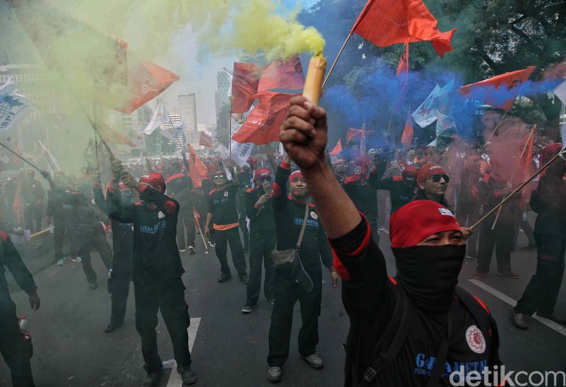 Elemen buruh hari ini melalukan demonstrasi menolak iuran Tabungan Perumahan Rakyat (Tapera). Mereka menilai membayar iuran Tapera merupakan hal yang percuma.