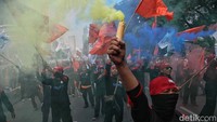 Massa Buruh tampak menyalakan flare.