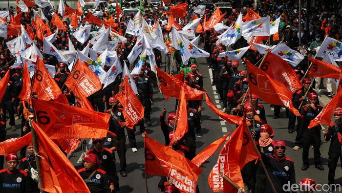 Elemen buruh hari ini melalukan demonstrasi menolak iuran Tabungan Perumahan Rakyat (Tapera). Mereka menilai membayar iuran Tapera merupakan hal yang percuma.