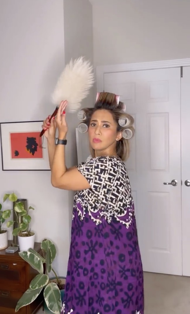 Beberapa kali Cut Memey tampak mengunggah foto sedang membersihkan rumah. Ketika tidak ada pekerjaan, ia full menjadi ibu rumah tangga (IRT). Foto: Instagram @cutmemey