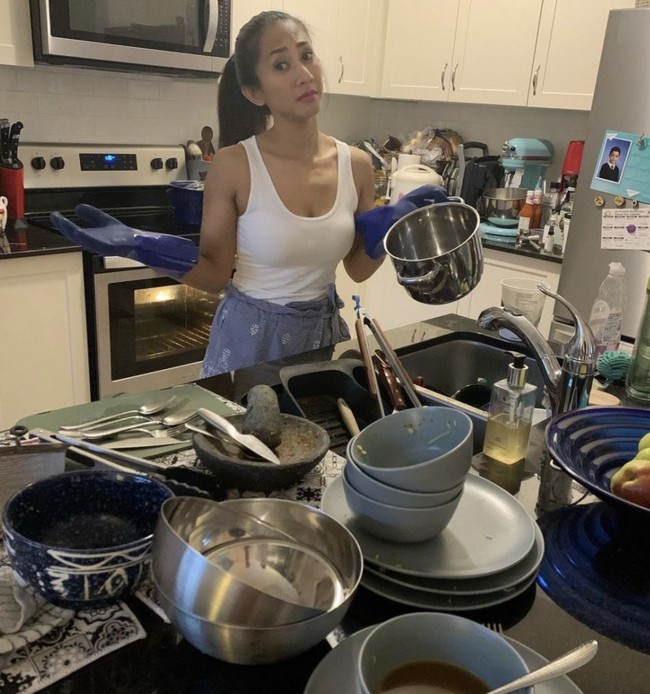 Cut Memey juga membagikan momen ketika sedang mencuci banyak piring kotor dengan sarung tangan latex. Ia hanya mengenakan baju rumah berupa atasan tanpa lengan dan celana panjang. Foto: Instagram @cutmemey