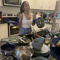 Cut Memey juga membagikan momen ketika sedang mencuci banyak piring kotor dengan sarung tangan latex. Ia hanya mengenakan baju rumah berupa atasan tanpa lengan dan celana panjang. Foto: Instagram @cutmemey