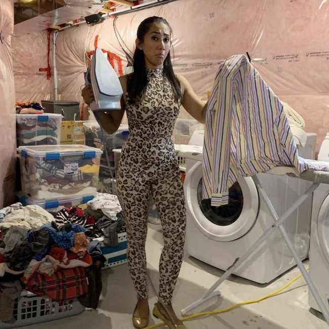 Cut Memey bahkan memperlihatkan ketika dirinya akan menyetrika baju. Meski hanya membersihkan rumah, ia terlihat tetap cantik dalam busana animal printed. Foto: Instagram @cutmemey