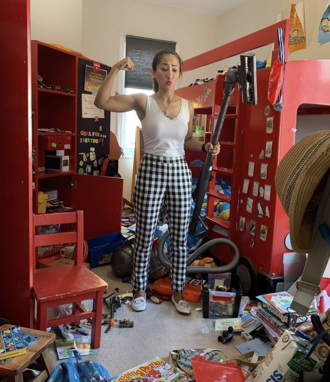 Cut Memey terlihat seperti wanita perkasa yang akan membersihkan kamar anaknya saat berantakan. Foto: Instagram @cutmemey