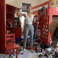 Cut Memey terlihat seperti wanita perkasa yang akan membersihkan kamar anaknya saat berantakan. Foto: Instagram @cutmemey