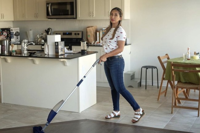 Lihat saja ketika dia sedang mengepel lantai. Cut Memey tampak rapi menggunakan printed shirt dan celana jeans. Bahkan memakai sepatu sandal. Foto: Instagram @cutmemey
