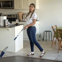 Lihat saja ketika dia sedang mengepel lantai. Cut Memey tampak rapi menggunakan printed shirt dan celana jeans. Bahkan memakai sepatu sandal. Foto: Instagram @cutmemey