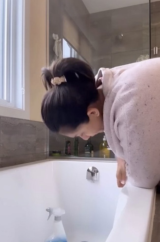 Ada pula gaya Cut Memey ketika membersihkan kamar mandi sendiri. Ia tampak menyikat bath tub dan sudut kamar mandi dengan serius. Foto: Instagram @cutmemey