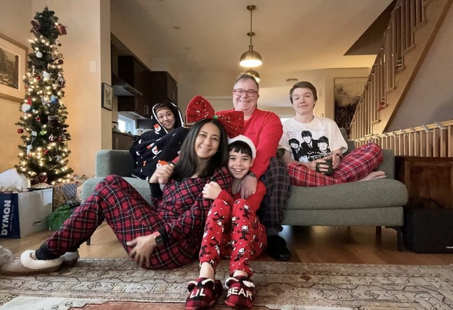 Cut Memey sudah lama tak tampil di layar kaca. Kini ia tinggal bersama suami dan tiga buah hatinya di Kanada. Foto: Instagram @cutmemey