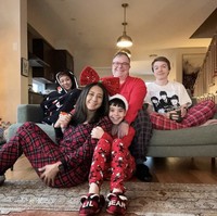 Cut Memey sudah lama tak tampil di layar kaca. Kini ia tinggal bersama suami dan tiga buah hatinya di Kanada. Foto: Instagram @cutmemey